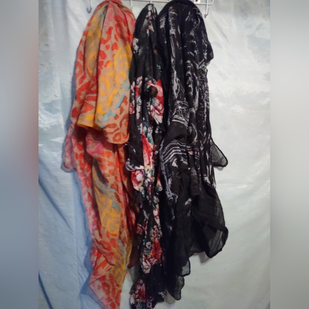 Source Unknown Multicolor Scarves Set